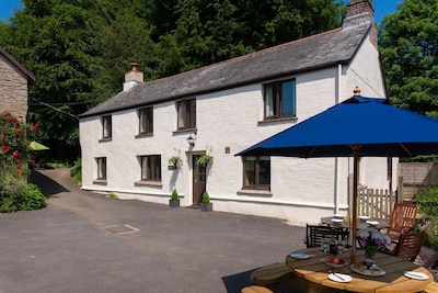 5-bedroom farmhouse close to the North Devon coast and with excellent onsite leisure facilities