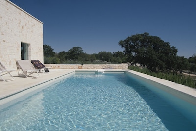 Elegante villa moderna con piscina, ubicada en 1. 5 acres de bosques y olivares