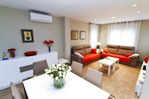 Alquiler Villa de Lujo en Cambrils Tarragona. SalĂłn Comedor SUPREME