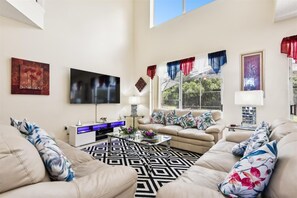 Family Lounge 75 inch Roku UHD LED TV. Blu Ray, DVDs. Overlooks Pool and Lake.