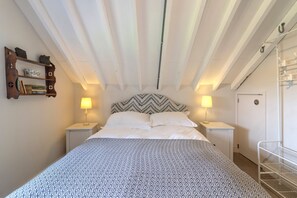 Lodge Farm, Freston: The mezzanine bedroom in The Buttery