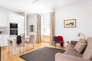 Luxury apartment with amazing light, spacious bedroom, comfortable living room