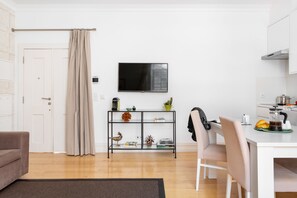 High speed wi-fi, flat LCD screen, international channels
