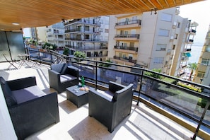 Apartamento de vacaciones en playa Salou. Terraza amplia ONDINA