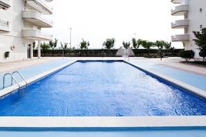 Alquiler piso para vacaciones en La Pineda. Piscina Comunitaria MARPINEDA