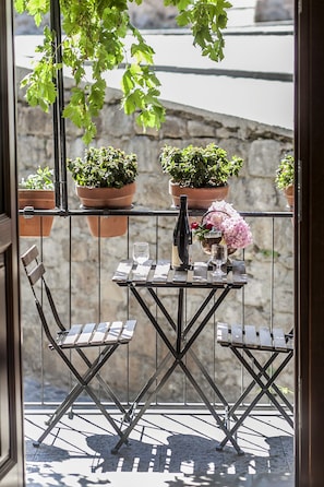 Il patio con la splendida vista sul borgo medioevale.