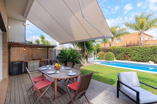 Swimming pool