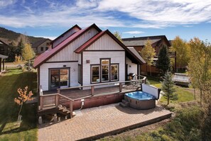 Rear deck, hot tub