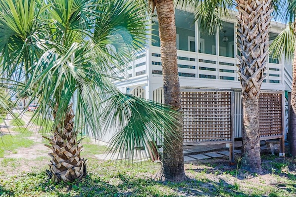 Welcome to adorable Sandpiper Cottage. This restored 1930s cottage is raised and you have the whole upstairs to enjoy!