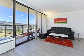 Ko'olau Mountains & Ala Wai Canal Views - City Lights Sparkle at Night!