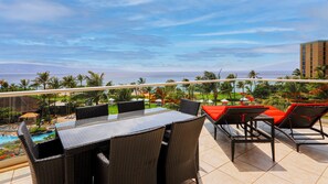 A perfect choice for hosting a family dinner at the outdoor dining table!