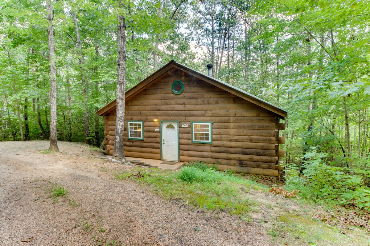 Dog-friendly log cabin w/hot tub, screened-in deck & heart-shaped jetted tub