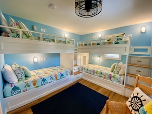 CUSTOM BUILT IN BUNK ROOM, SLEEPS 6