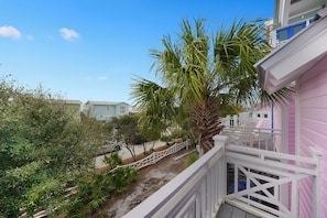 PRIVATE BALCONY OFF MASTER, HEAR THE WAVES CRASH