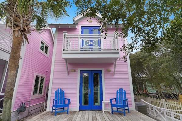WELCOME TO BEACH MUSIC IN SEASIDE, FL DIRECTLY ACROSS FROM BEACH