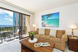 Secure 1-bedroom with full kitchen, Washlet, parking & ocean/sunset views!