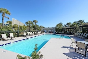 39 Linkside community pool