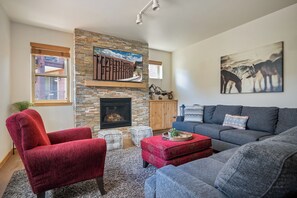 Plush living room with Queen sofa pullout