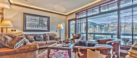 Spacious Living Room with Cozy Mountain Furnishings, a Warm Fireplace, Private Deck and Stunning Views!