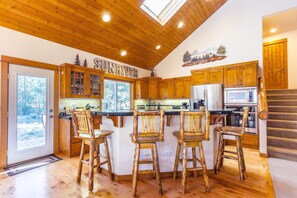 Kitchen w/Bar