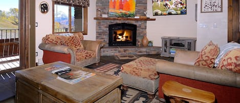 Living room w/gas fireplace, TV