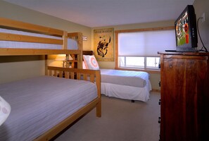 Bunk room w/ensuite bath
