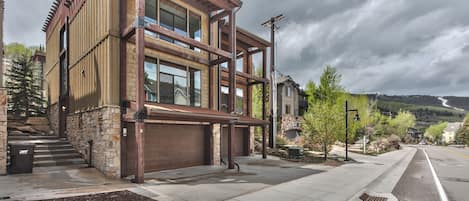 Park City Ultimate Loft - 3,300 Sq Ft Home with 3 Master Suites, Roof-Top Terrace with Hot Tub - On Free Bus Route