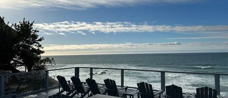 Incredible oceanfront views with front row seating and picnic table for ultimate whale watching.  Don't forget the famous Nelscott Reef directly out front for added entertainment and wave action!