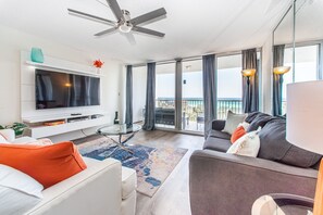 Spacious and Comfortable Living Room w/Gulf Views