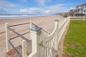 Private 7 stairs to the sandy beach - Forgot the marshmallows for the beachfire?  It's a 1 minute trip up into the house and back to the fire.  Nice big private yard too!  Great views of kids on the beach, kites, sandcastles and wave jumping!