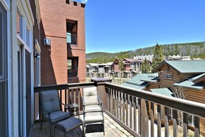 Private deck- relax in the sunshine