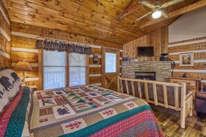 Amazing King Suite - High speed wifi internet, flat screen Charter Cable, premium furnishings, & plush bedding adorn this fine cabin!