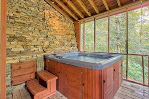 Indoor spa tub