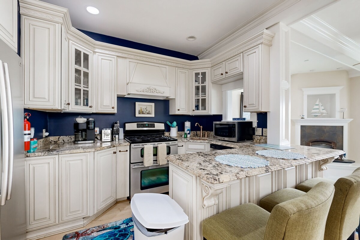 Oceanfront condo with fireplace, central AC, grill, washer/dryer & shared dock