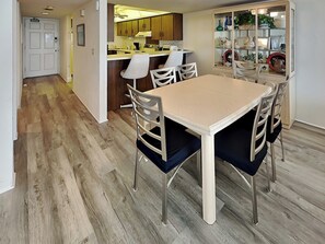 Dining Area - Seating for Six + Breakfast Bar