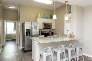 Breakfast bar and well-equipped kitchen