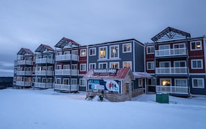 Mountain Lodge, your home away from home! Guest Review Highlight Brian S: "We booked Mountain Lodge 237, & it was perfect! It’s right outside the Ballhooter Lift & walking distance to great restaurants, bars, a convenience store, Starbucks, and more!."