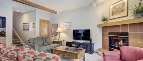 Living Room - Welcome to Antlers Townhome 23, your ultimate Breckenridge Winter or Summer escape! With its open layout floor plan & dual levels, this home is a perfect setting for any group seeking a memorable mountain getaway.

(A Ski Country Resorts Property)