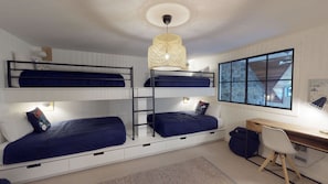 Lofted room w/ 2x bunk beds and smart TV