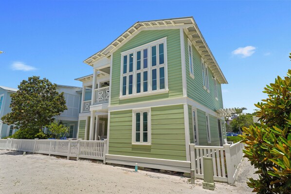 WELCOME TO WAVE THE WHEAT IN SEASIDE, FL! BEACHSIDE!