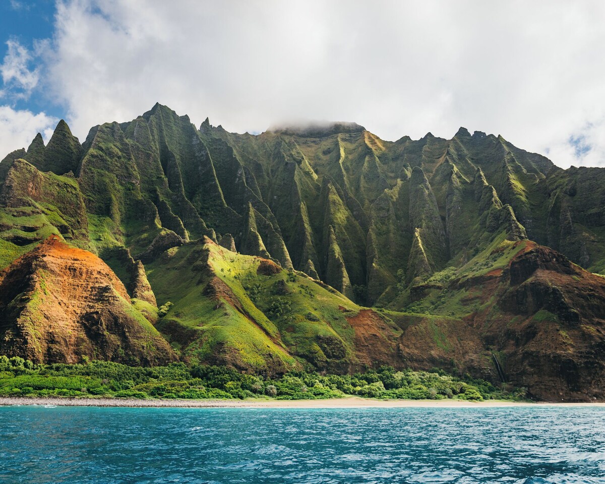 Beachfront in Anini! Relaxed Outdoor Living..Large Lanai, Manicured landscape