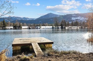 River Rocks Lodge: - Walking distance to great trout fishing on Lavender Lake.