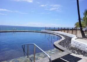 Casa de Emdeko has an oceanfront saltwater pool