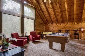 Game Room Loft - Cabin has pool table and foosball! You'll love it