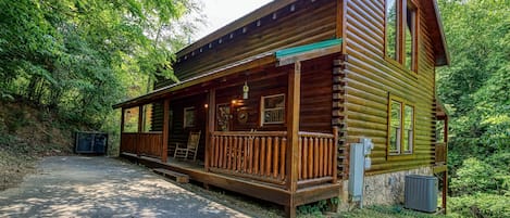 Pigeon Forge log cabin Camelot - Private Camelot only 1 mile off the Pigeon Forge Parkway