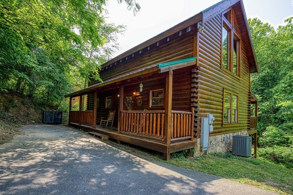 Pigeon Forge log cabin Camelot - Private Camelot only 1 mile off the Pigeon Forge Parkway