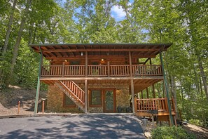 Absolutely Stunning Gatlinburg log cabin!