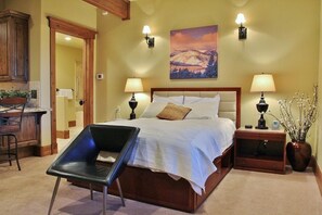 Living room/bedroom of Lookout cabin