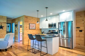 Fully Equipped Kitchen/w Breakfast Bar