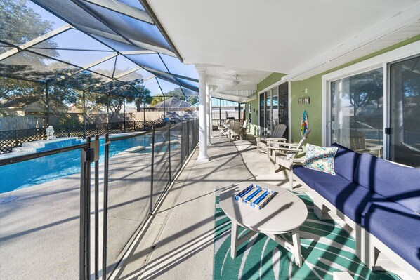 Sea-renity | Pool Sitting Area